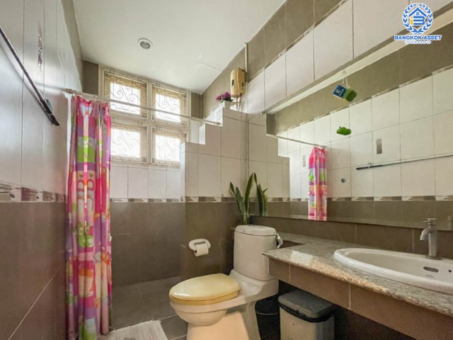 *****บ้านเดี่ยวมือสองย่านปทุมธานี ม.กฤษดานคร19 พหลโยธิน เนื้อที่กว้างขวางมากถึง 163 ตร.ว. ฟังก์ชัน 4 ห้องนอน 3 ห้องน้ำ ที่จอดรถ 2 คัน พร้อมเข้าอยู่ พื้นที่กว้างขวาง บนทำเลเดินทางสะดวก ใกล้รถไฟฟ้าสายสีแดง "สถานีฟิวเจอร์พาร์ค รังสิต" และทางด่วน "รังสิต"